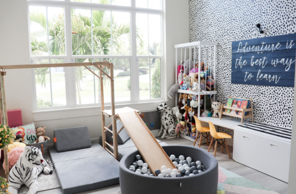 Kamar Bermain dengan Bola-Bola Warna